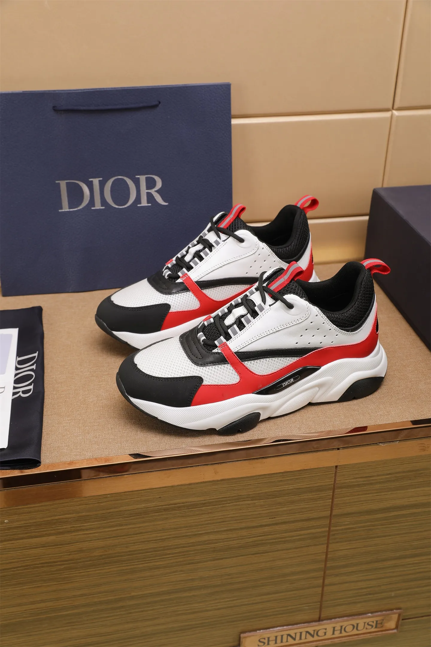 Factory price: 460💰Dior’s top version of D’s b22 men’s sports shoes. Inspired by retro running styles, the chunky low-top silhouette features gray calf leather and blue and white mesh fabric uppers, atop a black, white and blue engraved rubber sole. Nylon ribbon accents the blue mesh tongue and heel counter, and a "dio~" logo appears on the side. Pair it with a suit for a striking contrast and add a sportswear-chic edge to your look. The thick sole can be about 4cm~ Size: 38-45, [46, 47 customized]